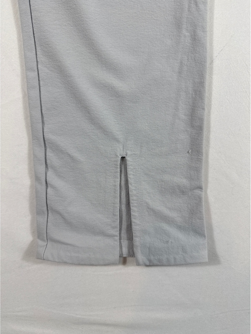 Women’s Athleta Gray Capri Pants Size 8 - Picture 3 of 10